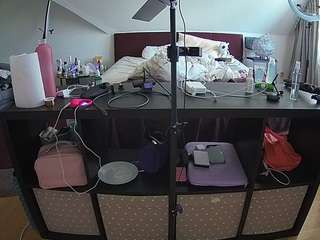 voyeurcam-julmodels-whitebed-6's CamSoda show and profile