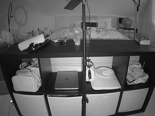 voyeurcam-julmodels-whitebed-6 webcam