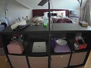 voyeurcam-julmodels-whitebed-6