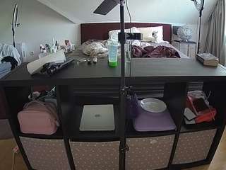voyeurcam-julmodels-whitebed-6