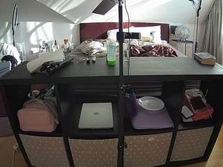voyeurcam-julmodels-whitebed-6