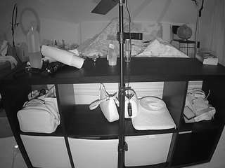 voyeurcam-julmodels-whitebed-6