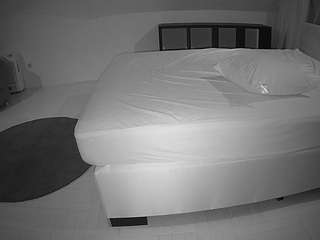 voyeurcam-julmodels-whitebed-6