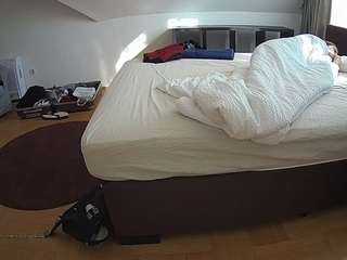 voyeurcam-julmodels-whitebed-6's CamSoda show and profile