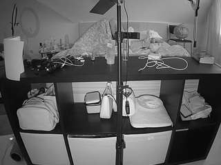 voyeurcam-julmodels-whitebed-6