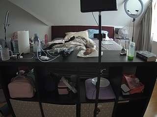 voyeurcam-julmodels-whitebed-6 webcam