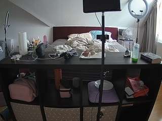 voyeurcam-julmodels-whitebed-6 webcam