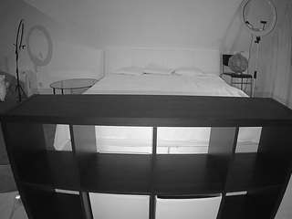voyeurcam-julmodels-whitebed-6