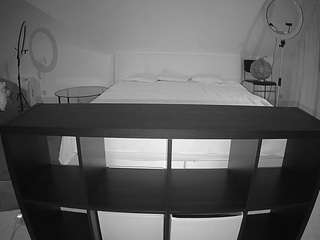voyeurcam-julmodels-whitebed-6