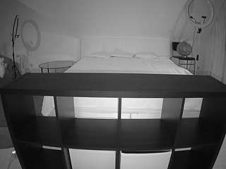 voyeurcam-julmodels-whitebed-6 webcam