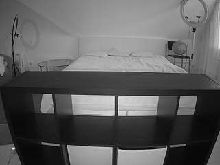 voyeurcam-julmodels-whitebed-6 webcam