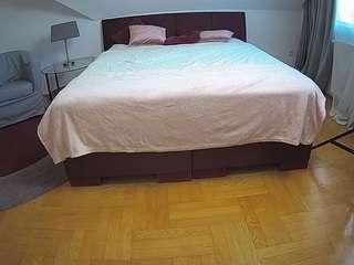 voyeurcam-julmodels-whitebed-6 webcam