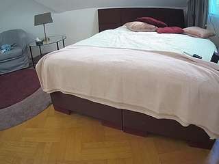 voyeurcam-julmodels-whitebed-6 webcam