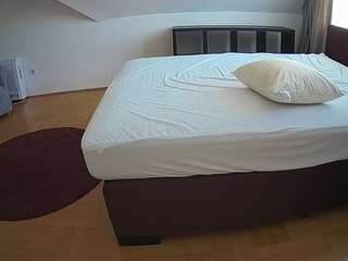 voyeurcam-julmodels-whitebed-6 webcam