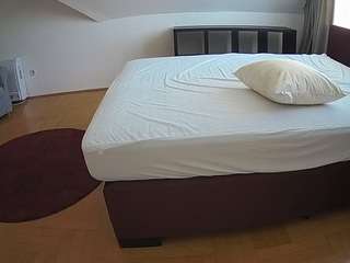 voyeurcam-julmodels-whitebed-6 webcam