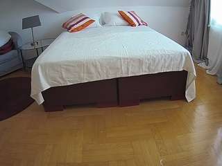 voyeurcam-julmodels-whitebed-6 webcam