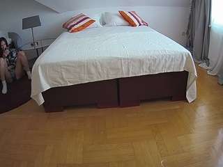 voyeurcam-julmodels-whitebed-6 webcam