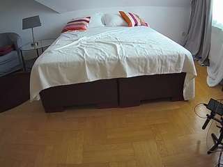 voyeurcam-julmodels-whitebed-6 webcam