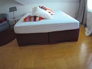 voyeurcam-julmodels-whitebed-6 webcam