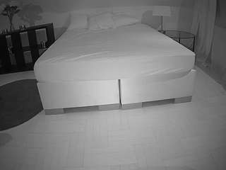 voyeurcam-julmodels-whitebed-6 webcam