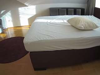 voyeurcam-julmodels-whitebed-6
