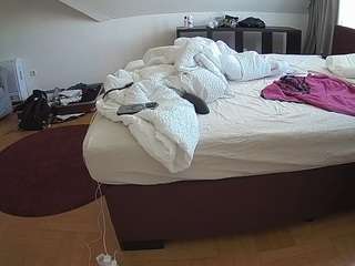 voyeurcam-julmodels-whitebed-6