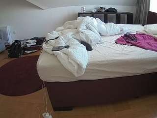 voyeurcam-julmodels-whitebed-6