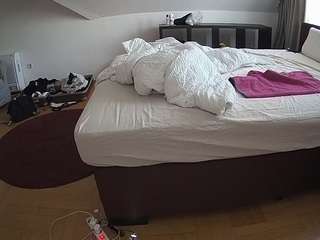 voyeurcam-julmodels-whitebed-6