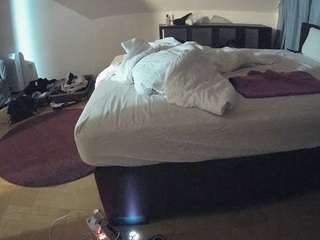 voyeurcam-julmodels-whitebed-6