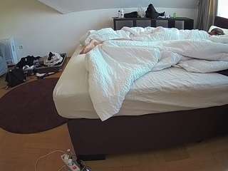 voyeurcam-julmodels-whitebed-6