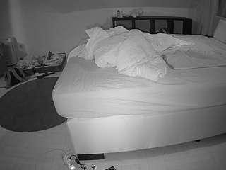 voyeurcam-julmodels-whitebed-6