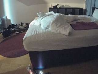 voyeurcam-julmodels-whitebed-6