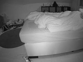 voyeurcam-julmodels-whitebed-6 webcam