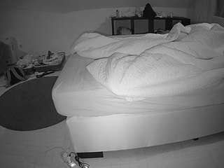 voyeurcam-julmodels-whitebed-6 webcam