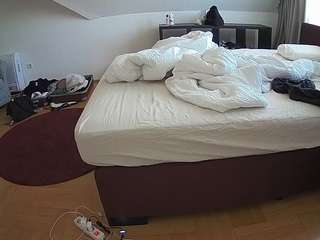 voyeurcam-julmodels-whitebed-6 webcam