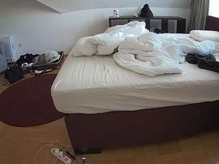 voyeurcam-julmodels-whitebed-6 webcam