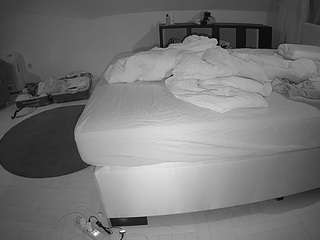 voyeurcam-julmodels-whitebed-6