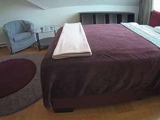 voyeurcam-julmodels-whitebed-6