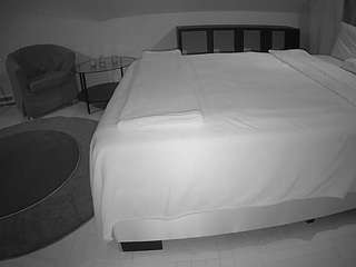 voyeurcam-julmodels-whitebed-6