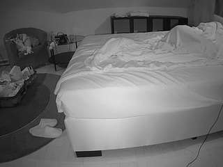 voyeurcam-julmodels-whitebed-6
