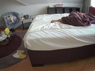 voyeurcam-julmodels-whitebed-6