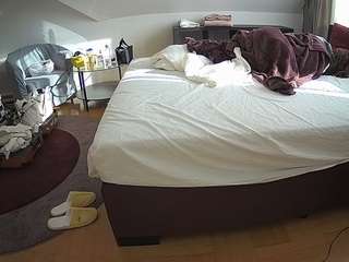 voyeurcam-julmodels-whitebed-6