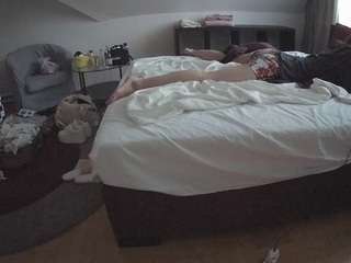 voyeurcam-julmodels-whitebed-6 webcam