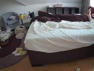 voyeurcam-julmodels-whitebed-6 webcam