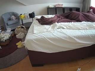 voyeurcam-julmodels-whitebed-6 webcam