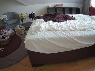 voyeurcam-julmodels-whitebed-6 webcam