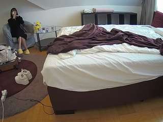 voyeurcam-julmodels-whitebed-6 webcam