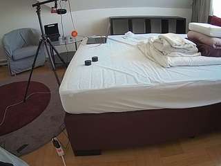 voyeurcam-julmodels-whitebed-6 webcam