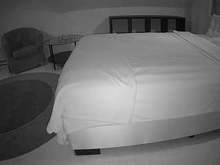 voyeurcam-julmodels-whitebed-6