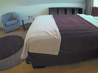 voyeurcam-julmodels-whitebed-6